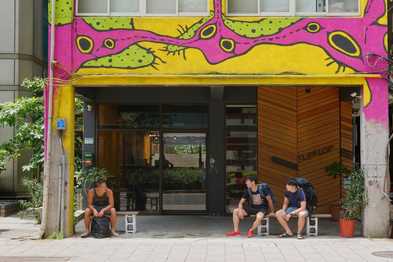 Flip Flop Hostel - Main Station Taipei Exterior foto
