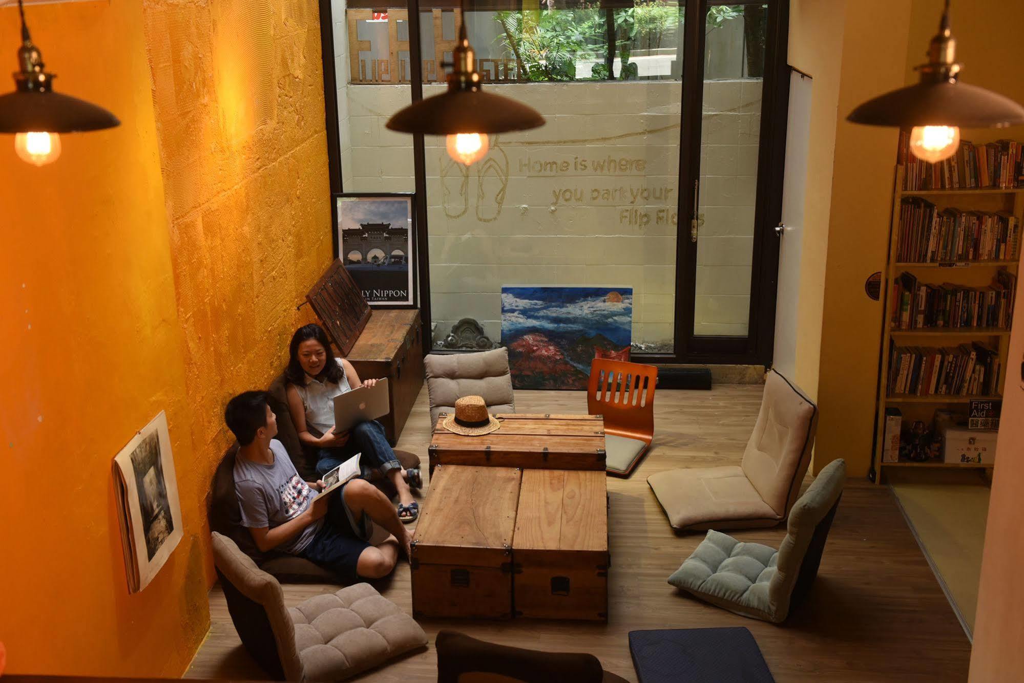 Flip Flop Hostel - Main Station Taipei Exterior foto
