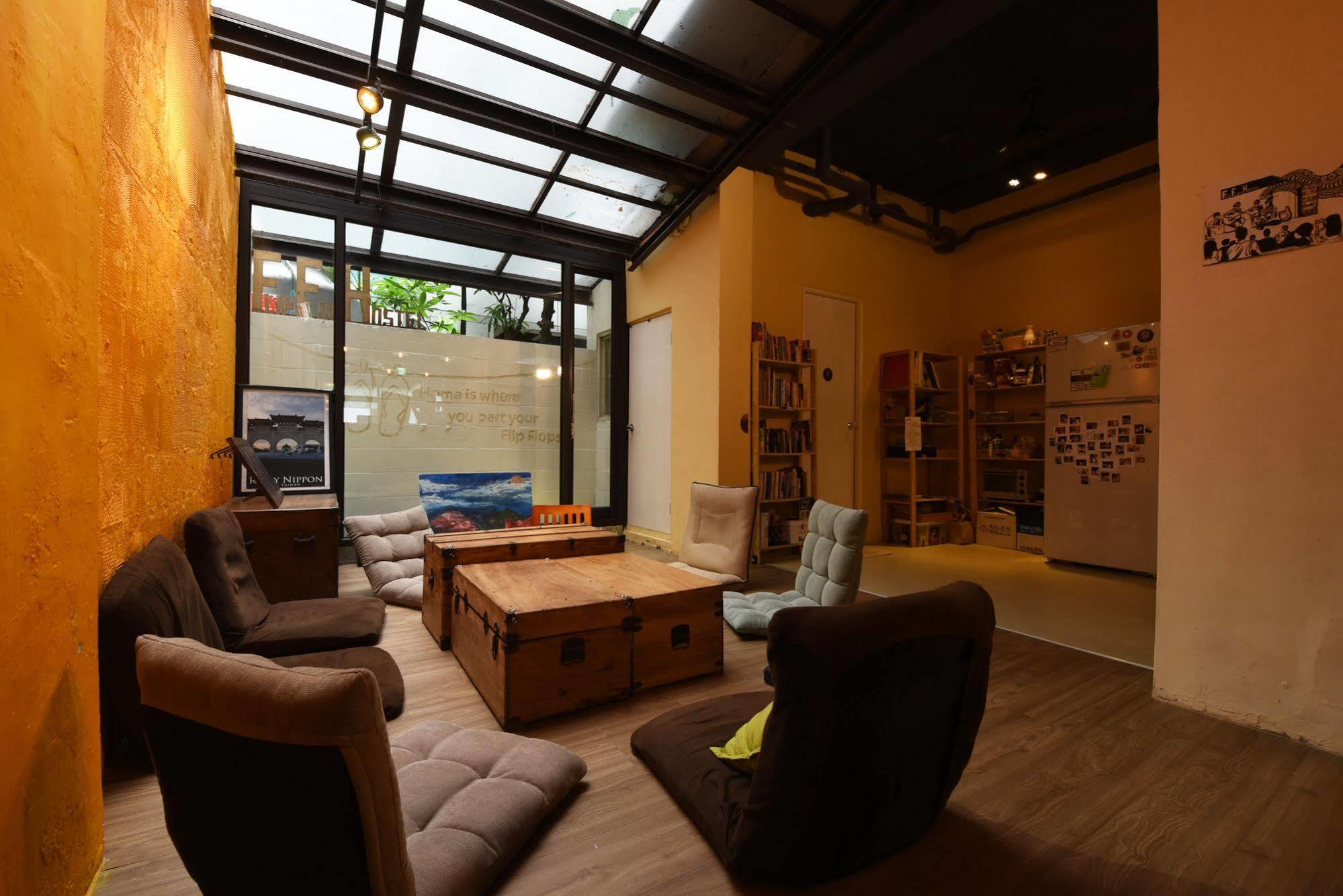 Flip Flop Hostel - Main Station Taipei Exterior foto